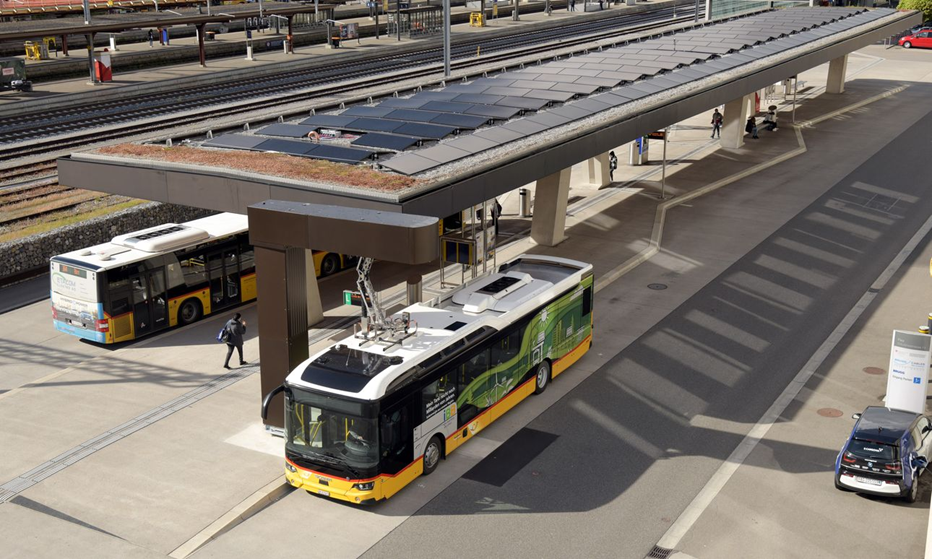 Solarstrom für Fahrgäste – Das Smartphone aufladen dank Photovoltaikanlagen an Postauto Haltestellen